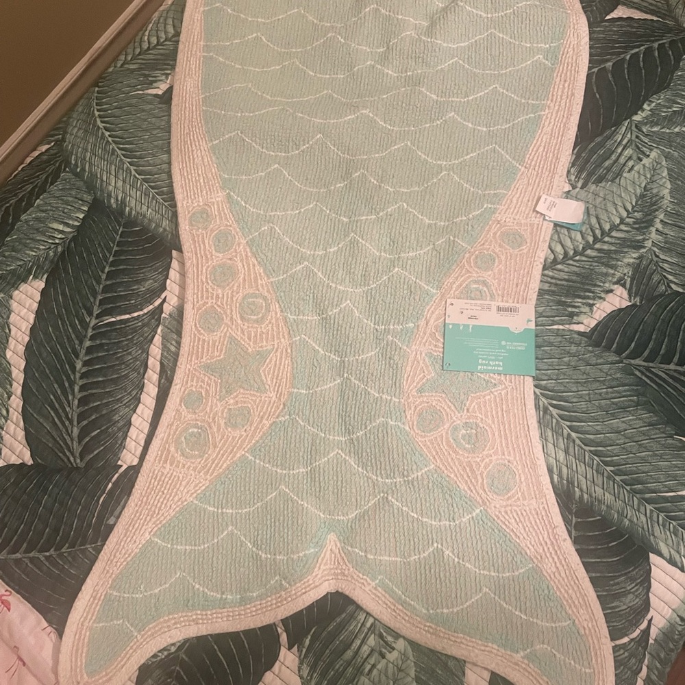 BRAND NEW PILLOWFORT MERMAID TAIL BATH RUG - Picture 2 of 10